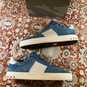 Valentino Flycrews - Hej! Säljer nu mina skor från märket Valentino, storlek 41 bra skick box tillkommer, tveka inte på att höra av dig om du har frågor eller funderingar kring skorna!
