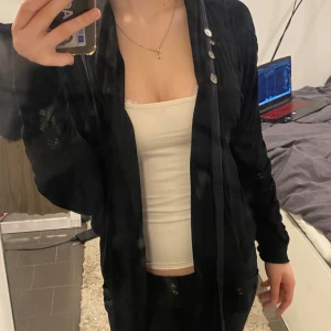 Svart kofta med knappar - Det står XL på dom men såhär sitter dom på mig som har M!❤️ köpte för 1000 säljer för 320! Pris kan diskuteras.