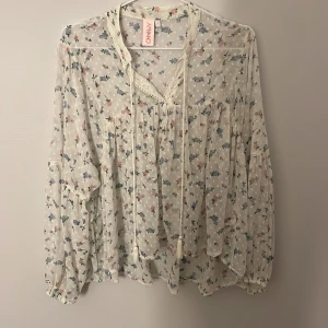 blommig blus från only - säljer en jättefin blommig blus från only som jag har inte har använt alls många gånger i storlek S, jag köpte den för 700 men säljer för 400❤️