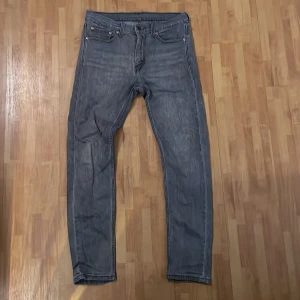 Levi’s jeans w30. L32 - Snygga grå  jeansbyxor med klassisk femficksdesign och dragkedja. Perfekta för en avslappnad stil.  Storlek 30/32