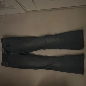 Blå bootcut jeans från Bailey - Snygga blå bootcut jeans från Bailey. Perfekta för en avslappnad stil med en klassisk bootcut passform. De har en knapp och dragkedja framtill.