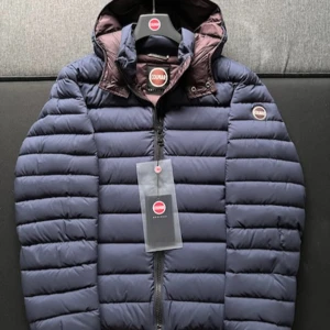 Colmar jacka - En mörkblå colmar jacka i storlek 50(M) den passar dig 175-185cm galant👍 nypriset ligger runt 6000 men säljer för 1999👌kan gå ned i pris vid snabb affär 💨✅