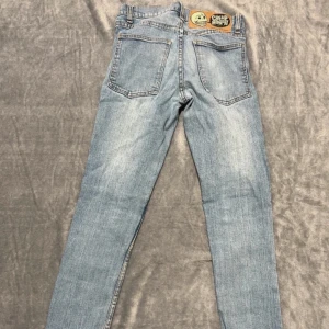 Ljusblå jeans - As feta jeans från Cheap Monday i storlek 28/32. Slim fit. Väldigt bra skick, inga defekter. säljer för 149, tveka inte vid frågor.