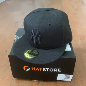 New Era keps - Storlek 7 1/8 56.8 cm Black on black Helt oanvänd då den va för liten Från Hatstore