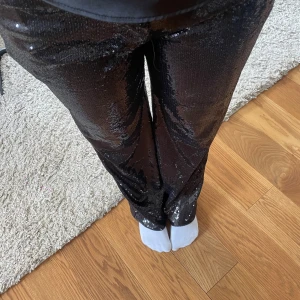 Glitterbyxor!!! -  glitterbyxor✨✨ perfekt till fest💖några paljetter har trillat av men inte något man lägger märke till 
