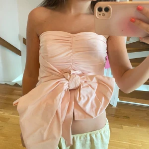 Bandau topp - skit snygg rosetttopp ifrån zara, slutsåld och helt ny nypriset är 399