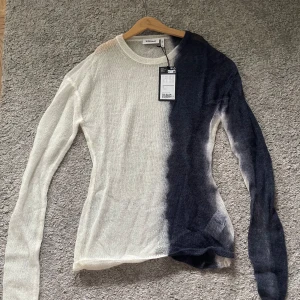 Weekday tröja  - Helt ny med prislappen kvar. Aldrig använd köpt för 450kr