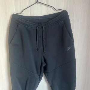 Nike tech fleece byxor  - Storlek L, köpt från Nike store, säljer då det inte är min stil längre. Säljer inklusive med toppen för 500 annars 300 för bara byxorna
