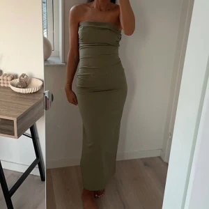 Midiklänning - Superfin midiklänning från Zara (2298/155). Bra kvalité på tyget. Endast använd 1 gång, precis som ny. Bilderna är lånade