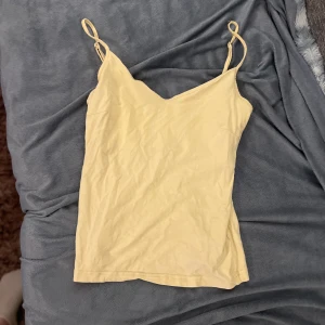 Flera linnen i olika färger - Säljer flera linnen i olika färger. De är perfekta för sommaren och kan enkelt matchas med olika outfits. Finns i ljusgul, grå och vinröd. Alla är i bra skick och har smala axelband.