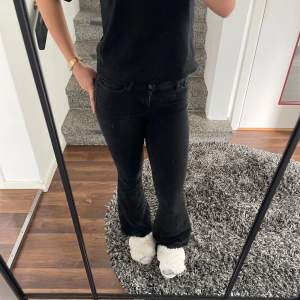 Svarta lågmidjade jeans, använda men i bra skick. Säljer då de är lite för små💕