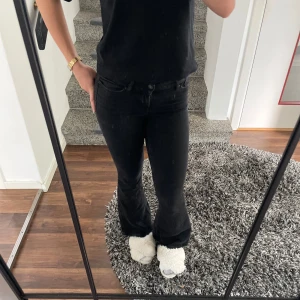 Svarta jeans - Svarta lågmidjade jeans, använda men i bra skick. Säljer då de är lite för små💕