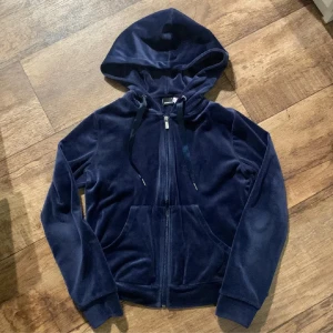 Blå huvtröja  - Jättemysig huvtröja med dragkedja, inga defekter. Skriv om du har några frågor!💙