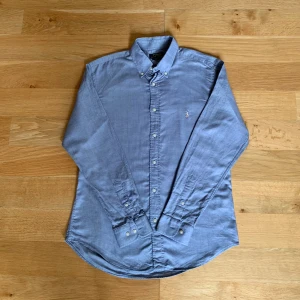 Ralph Lauren Skjorta - Blå Ralph Lauren Skjorta i mycket bra skick!  Storlek: M 