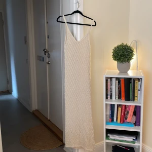 Mango klänning - Jättefin Mango klänning köpt för 599kr. Aldrig använd därav prislapp kvar. Den är beige med lite guld🫶🏼