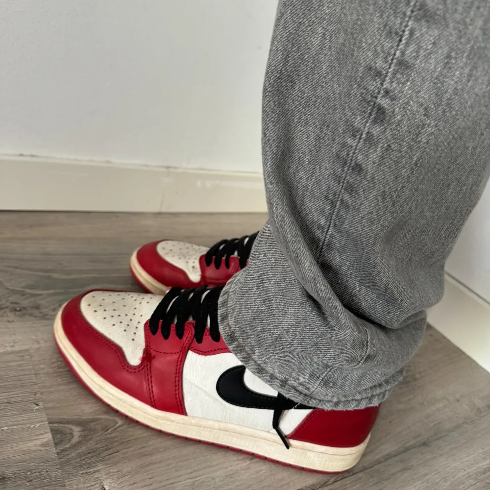 Säljer dessa Air jordan 1 lost and founds som jag köpte på SNKRS. De är i bra skick och väldigt unika skor. Pris kan diskuteras!!. Skor.