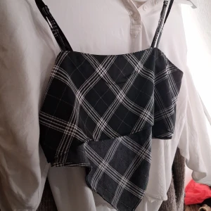 Svart tanktop  - Jättesnygg tanktop som tyvärr blivigt förliten