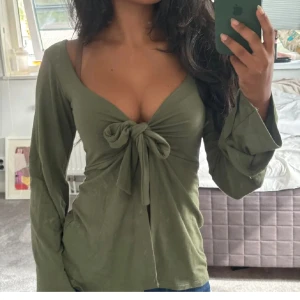 Design by si blus  - Den gröna blusen! Lite använd men i super skick! Pris plus frakt ❣️