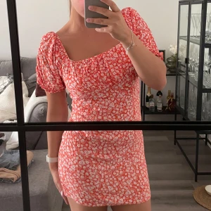 Klänning - Skön klänning i skönt tyg (100% viskos), jättebra skick🌸Dragkedja bak☺️