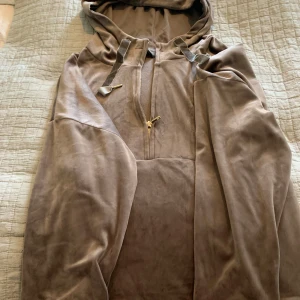Velourhoodie - Myshoodie i nyskick från Lindex stl xl. Mullvadsfärgad