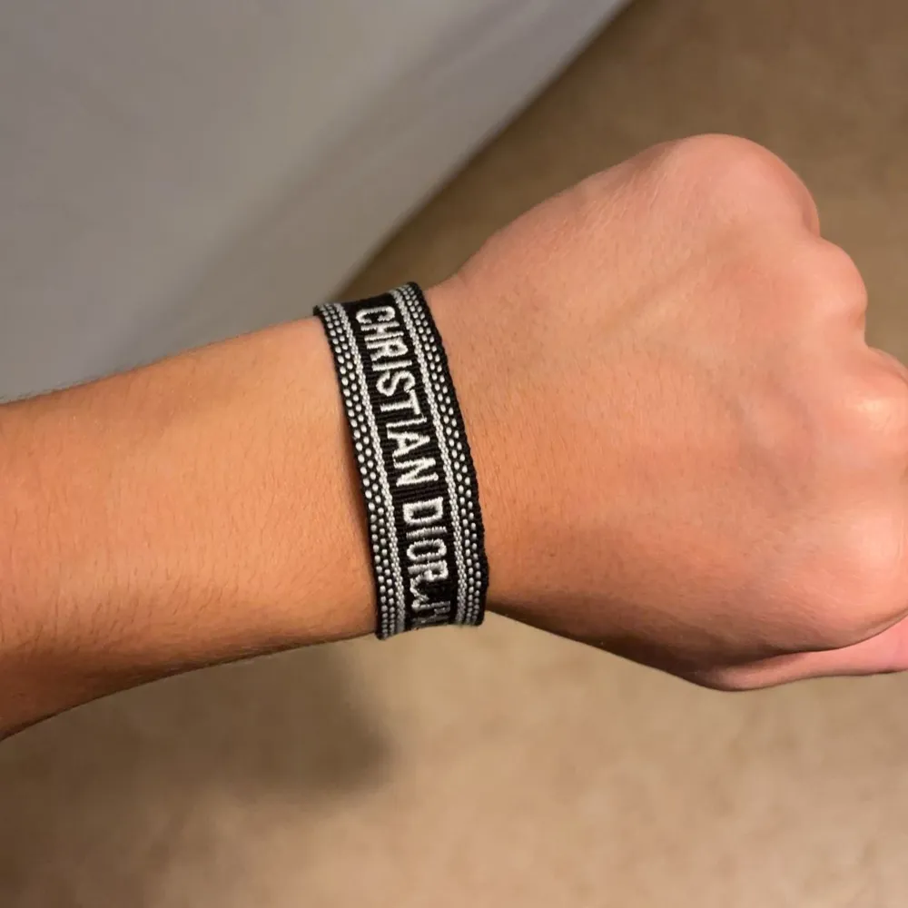 Tja! Säljer mitt Christian Dior armband! Köpte det av en reseller här på plick! Armbandet är använt 1 gång och är i fint skick!. Accessoarer.