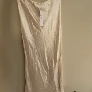 Satin kjol  - Satin kjol från ginateicot, aldrig använd 