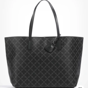 Intressekoll malene Birger  - Intressekoll på min malene Birger väska! Väskan i sig är i extremt bra skick men banden är väldigt slitna, se sista bilden! Tror de är väldigt lätt att fixa dock🥰 säljer endast väskan vid bra prisförslag. Nypris 3200