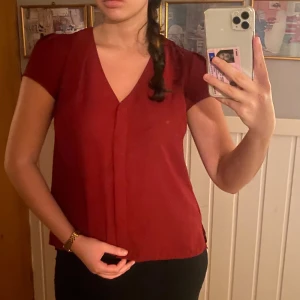 Blus  - Super fin mörk röd blus 💋 Passar Xs & S