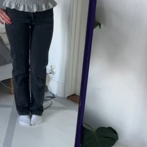 Svarta jeans - Säljer ett par svarta zara jeans i straight fit. De är i bra skick och passar perfekt för både vardag och fest. 