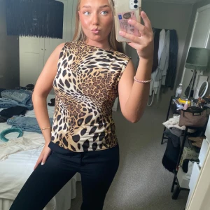 Leopard topp - Så fin topp köpt second hand! Går att ha på lite olika sätt! ”Rätt håll” ser du på andra bilden men jag brukar ha den som på första, där stoppar jag lätt in kragen som går runt hela halsen. Med kragen ute ser du på sista bilden. Skriv för frågor ❤️