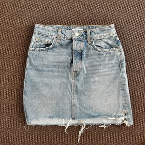 Kjol från Gina Tricot - Kjol från Gina i storlek 36!