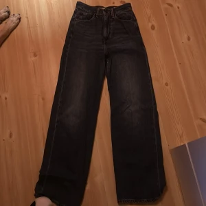 Mörkblå jeans med hög midja - Säljer ett par mörkblå jeans med hög midja och en loose passform. De är i bra skick och har en klassisk femficksdesign. Perfekta för en avslappnad stil!