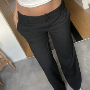 Lågmidjade kostymbyxor  - Säljer dessa superfina lågmidjade kostymbyxorna för dom tyvärr inte kommer till användning. Storlek 38 men är insydda så dom passar mig perfekt som brukar ha 36 💕