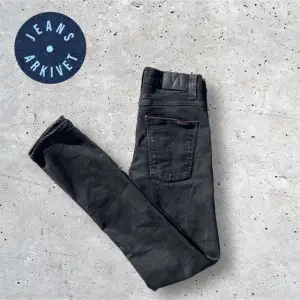 Fina nudie jeans i modell Grim Tim.  Modellen på bilden är 183. Jeansen passar om man väger runt 55-60 och är 178-184 Skriv vid funderingar💬