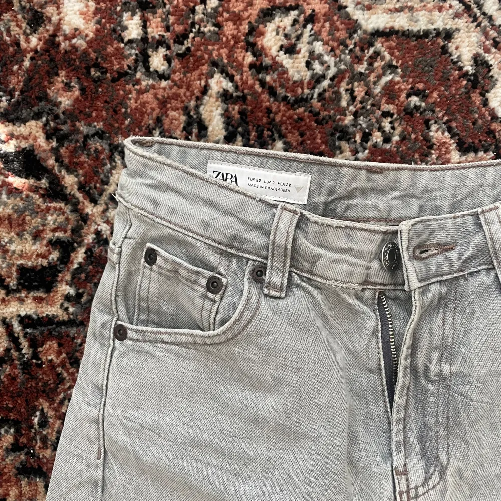 Säljer dessa gråa, snygga & populära jeans från Zara! Använd fåtal gång, säljes pga för små. . Jeans & Byxor.