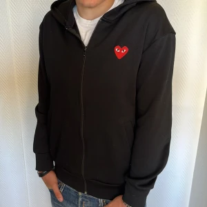 Cdg play zip  - CDg play zip i använt skick bara lite nopprig men frf väldigt fin (8,5/10). Snörena har jag själv tagit bort o finns inte kvar! Hör av dig vid funderingar och pris kan diskuteras vid snabb affär! Mvh Malte