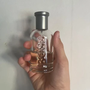 Boss Hugo Boss parfym - Säljer denna Boss Hugo Boss parfym då jag inte använder den längre.  Ca 24-25ml kvar  Köpt i ett pack med 50% rabatt för 500kr inkl deodorant orginalpris:1000kr