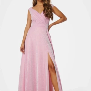 Balklänning rosa strl Xs - Plagget köptes för 1299kr och ja säljer den just nu för  750kr (frakt inkluderad). Plagget har jag haft på mig en gång och modellen på de 2 bilderna är 166cm lång och bär strl xs Bilderna är tagna från min mobil 💕skriv jätte gärna om ni har några funderingar💋