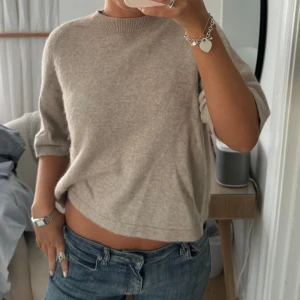 Trekvartsärmad tröja & other stories - Säljer denna trendiga trekvartsärmade tröjan från & other stories<3