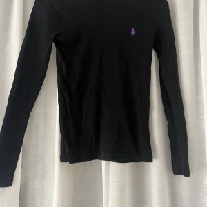 Ralph lauren tröja - Så fin tunnstickad tröja ifrån Ralph Lauren! Finns inte att köpa längre. Tröjan är i mycket fint skick och inga defekter förekommer!🥰