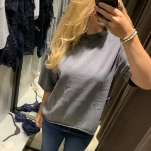 Grå t-shirt - Perfekt för vardagsbruk och kan matchas med nästan vad som helst. Jätte snygg grå washed färg😍😍