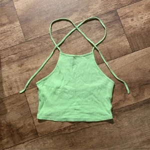 Neonlinne  - Lappen är bortklippt men tror den är köpt på shein i storlek S. Skriv om du har några frågor!💚