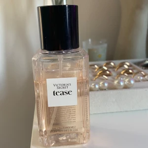 Victoria Secret Tease fragrance mist - Luktar som en blanding av vanilj och blomma🌸 Köpte för 139kr på luxplus!