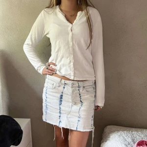 söt vit kofta - världens sötaste vita kofta som går att ha som den är men också perfekt över andra plagg!! så najs passar till allt🥰🤍