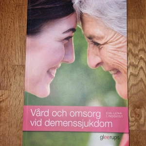 Vårdbok  - vård och omsorg vid demenssjukdom,  gleerups, inköpt hösten 2021. Endast tittat i den en gång.  Nyskick.