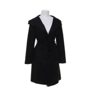 Kappa med luva - Svart kappa från Zara med luva. Har använt den några gånger under hösten/vintern men har för många kappor hemma så några måste bort 🥺