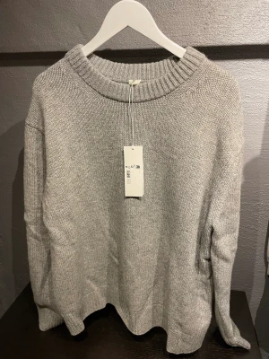 Stickad tröja - Stickad tröja från arket, lappen sitter kvar och den är helt oanvänd.👍