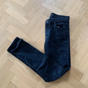 Nudie jeans - Nudie jeans i slim fit. Väldigt snygg svart färg. Storlek 31/34. 