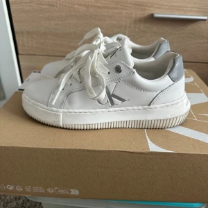 Sneakers - Sneakers från Calvin Klein i storlek 36. Har endast haft på mig de 3 ggr. Nypris 1 493kr❤️pris går att diskuteras 