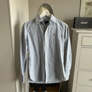 Blårandig Ralph Lauren Skjorta - Blårandig Polo Ralph Lauren skjorta i som nytt skick! S custom fit, sitter som S slim fit. Nypris runt 1700kr.